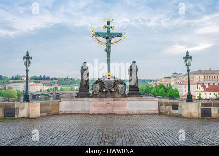 Le Pont Charles, Prague voir la fameuse Crucifixion du xviie siècle situé près de la Stare Mesto fin du pont Charles à Prague, République tchèque. Banque D'Images