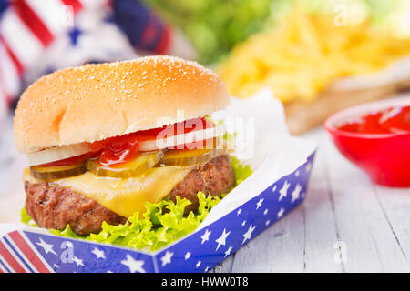 Un délicieux hamburger et des frites sur une table d'extérieur. Banque D'Images