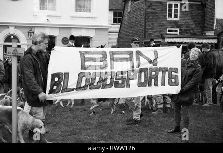 Les protestataires manifester contre la chasse au renard au lendemain de répondre de l'Ashford Valley Hunt à Tenterden dans le Kent, en Angleterre, le 26 décembre 1992. Banque D'Images