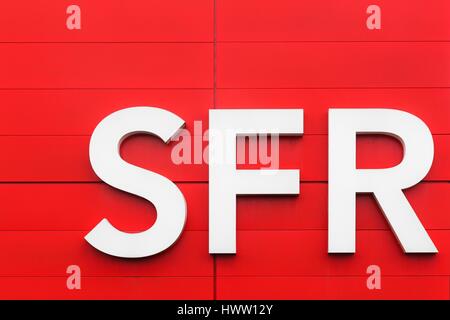 Orléans, France - 19 mars 2017 : SFR logo sur un mur. SFR est une entreprise de télécommunications français Banque D'Images