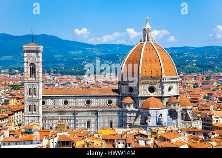 Vue aérienne sur l'historique bâtiments médiévaux comme la cathédrale de Santa Maria del Fiore dans la vieille ville de Florence, Italie Banque D'Images