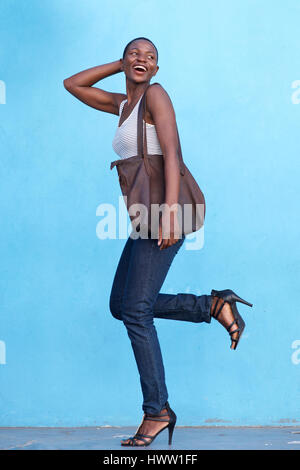 Full Length portrait of smiling attractive woman hautes et la marche avec sac à main Banque D'Images