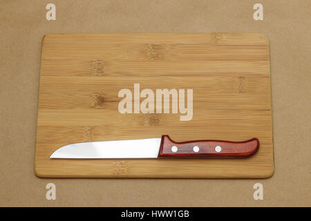 Couteau de cuisine et une planche à découper sur la table avec copyspace. Banque D'Images
