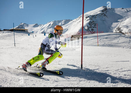 PILA, ITALIE - 20 mars 2017 Défi ski interscolaires Artemis : slalom sur la célèbre station de ski italienne Banque D'Images