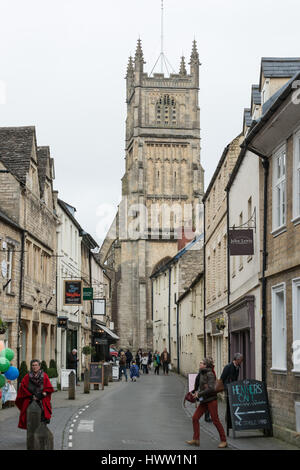 Les gens marcher dans la rue de Black Jack avec St Jean Baptiste église située à distance, Cirencester dans les Cotswolds, Gloucester, England, UK Banque D'Images