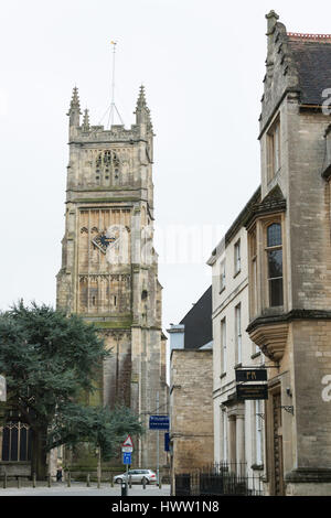 Saint Jean Baptiste l'église paroissiale vue d'Gosditch Street, Cirencester dans les Cotswolds, Gloucester, England, UK Banque D'Images