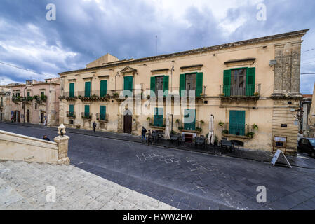 Corso Vittorio Emanuele, la rue principale de la vieille ville de Noto, Province de Syracuse sur l'île de Sicile en Italie Banque D'Images