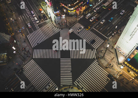 Japon, Tokyo, Ginza, vue de dessus de passage piéton en face de Tokyu Plaza shopping mall Banque D'Images