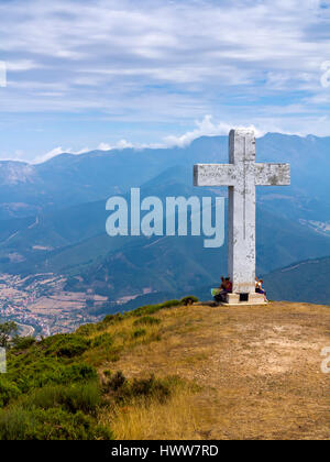 Montagnes à La Viorna près de Potes dans le Parc National de Picos de Europa Cantabria Espagne avec crucifix sur summit Banque D'Images