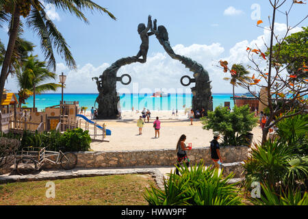 Portail de la sculpture Maya en Parque Plaza de los fundadores (Parc du Fondateur) à Playa del Carmen, Mexique Banque D'Images