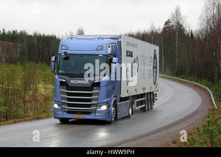 LOHJA, FINLANDE - le 24 novembre 2016 : Nouvelle Génération Suivante S450 Scania semi truck sur la route un jour de pluie en novembre. Scania Oy présente leur nouveau tr Banque D'Images