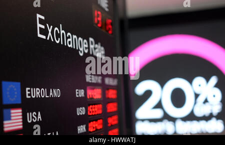 Londres, l'Allemagne. Mar 17, 2017. Taux de change '" peut être vu sur un écran où les monnaies des États-Unis et l'UE sont indiqués à un bureau de change à Londres, Allemagne, 17 mars 2017. Photo : Jens Kalaene Zentralbild-/dpa/ZB/dpa/Alamy Live News Banque D'Images