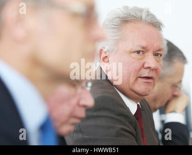 Düsseldorf, Allemagne. Mar 23, 2017. Armin Papperger, président de la Rheinmetall AG au cours d'une conférence de presse l'état financier à Duesseldorf, Allemagne, 23 mars 2017. Rheinmetall prognosticates croissance du dispositif pour 2017. Photo : Roland Weihrauch/dpa/Alamy Live News Banque D'Images