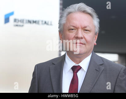 Düsseldorf, Allemagne. Mar 23, 2017. Armin Papperger, président de la Rheinmetall AG au cours d'une conférence de presse l'état financier à Duesseldorf, Allemagne, 23 mars 2017. Rheinmetall prognosticates croissance du dispositif pour 2017. Photo : Roland Weihrauch/dpa/Alamy Live News Banque D'Images