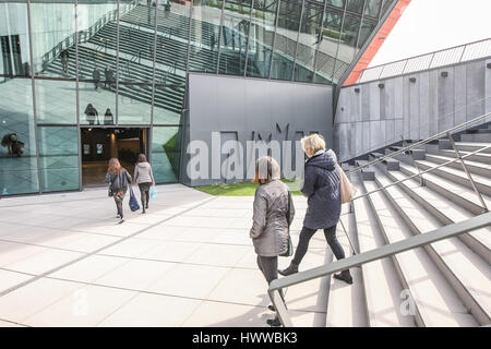 Gdansk, Pologne. Mar 23, 2017. Premiers visiteurs de la Seconde Guerre exchibition sont vus le 23 mars 2017 à Gdansk, Pologne. Musée de la Seconde Guerre mondiale, le plus grand de son genre en Pologne a été ouverte à Gdansk. La construction s'4,5 ans et coûter 104 millions d'euros. Le musée possède 2 500 pièces ainsi que 250 stations multimédia, permettant aux visiteurs de naviguer à travers les archives, y compris des photos, des films et des cartes. Credit : Michal Fludra/Alamy Live News Banque D'Images