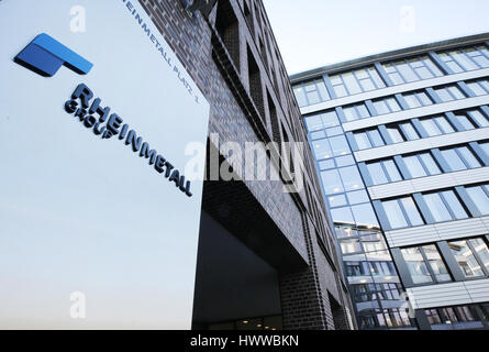 Düsseldorf, Allemagne. Mar 23, 2017. Le logo de la Rheinmetall AG peut être vu sur le mur de l'administration centrale à Duesseldorf, Allemagne, 23 mars 2017. Rheinmetall prognosticates croissance du dispositif pour 2017. Photo : Roland Weihrauch/dpa/Alamy Live News Banque D'Images