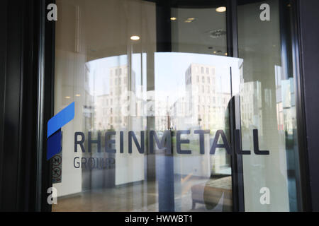 Düsseldorf, Allemagne. Mar 23, 2017. La zone d'entrée en verre de la Rheinmetall AG est réfléchie sur d'autres édifices à Duesseldorf, Allemagne, 23 mars 2017. Rheinmetall prognosticates croissance du dispositif pour 2017. Photo : Roland Weihrauch/dpa/Alamy Live News Banque D'Images