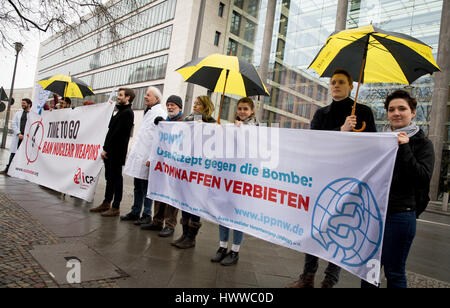 Les médecins protester contre une guerre nucléaire et à une interdiction internationale des armes nucléaires en face du ministère fédéral des affaires étrangères à Berlin, 23 mars 2017. Les négociations des Nations Unies sur l'interdiction des armes nucléaires a commencer le 27 mars. Photo : Kay Nietfeld/dpa Banque D'Images