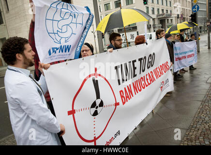 Les médecins protester contre une guerre nucléaire et à une interdiction internationale des armes nucléaires en face du ministère fédéral des affaires étrangères à Berlin, 23 mars 2017. Les négociations des Nations Unies sur l'interdiction des armes nucléaires a commencer le 27 mars. Photo : Kay Nietfeld/dpa Banque D'Images