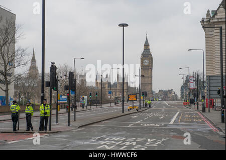 Le pont de Westminster, Londres, Royaume-Uni. 23 mars 2017. Le Westminster Bridge demeurent des approches cloisonnées avec la police scène de crime tapes un jour après l'attaque terroriste dans le centre de Londres. Credit : Malcolm Park editorial/Alamy Live News. Banque D'Images