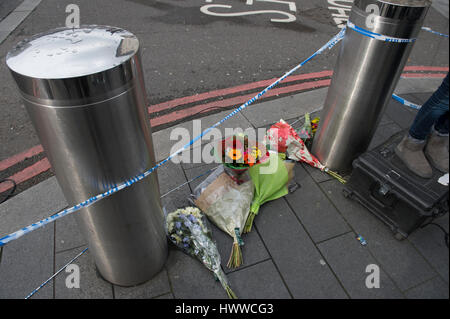 Le pont de Westminster, Londres, Royaume-Uni. 23 mars 2017. Le Westminster Bridge demeurent des approches cloisonnées avec la police scène de crime tapes un jour après l'attaque terroriste dans le centre de Londres. Credit : Malcolm Park editorial/Alamy Live News. Banque D'Images