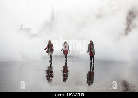 Londres, Royaume-Uni. Mar 23, 2017. London Fog 2017, par Fujiko Nakaya. BMW présente la Tate Modern Tate Live : Dix jours 6 nuits allant du 24 mars au 2 avril 2017. Credit : ukartpics/Alamy Live News Banque D'Images