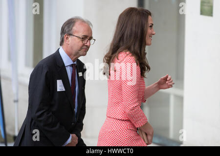 Londres, Royaume-Uni. Mar 23, 2017. La duchesse de Cambridge est accueilli par Ian Wylie, président-directeur général du Collège Royal des Obstétriciens et Gynécologues, comme elle s'occupe du lancement de la "du ciel" Santé mentale périnatale film series au nom des chefs de campagne ensemble. Meilleur départ et ensemble s'associent pour accroître la sensibilisation à la santé mentale de la mère et de démarrer des conversations sur le bien-être des parents et des enfants. Credit : Mark Kerrison/Alamy Live News Banque D'Images