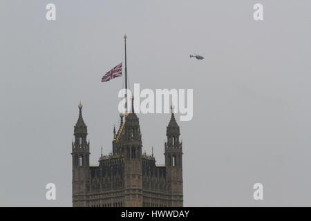 Londres, Royaume-Uni. 23 mars 2017. L'Union Jack drapeau flotte en berne au-dessus des maisons du Parlement et des bâtiments gouvernementaux à la suite de l'attaque terroriste qui a commencé au Parlement de Westminster Bridge et a coûté la vie d'un agent de police et les civils Crédit : amer ghazzal/Alamy Live News Banque D'Images