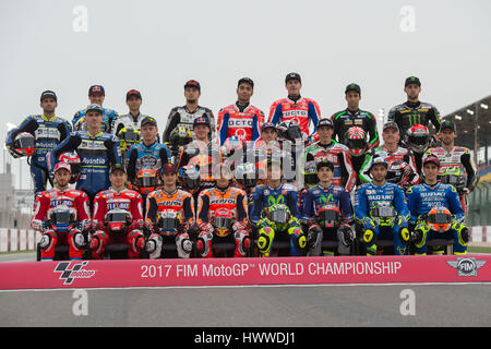 Le Circuit International de Losail, au Qatar. Mar 23, 2017. Tous les coureurs pendant le MotoGP MotoGP photo de groupe avant le début de la saison du Championnat du monde de vitesse moto 2017 Crédit : Tom Morgan/Alamy Live News Banque D'Images