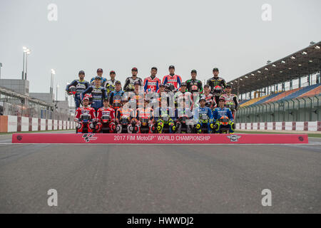 Le Circuit International de Losail, au Qatar. Mar 23, 2017. Tous les coureurs pendant le MotoGP MotoGP photo de groupe avant le début de la saison du Championnat du monde de vitesse moto 2017 Crédit : Tom Morgan/Alamy Live News Banque D'Images