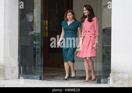 Londres, Royaume-Uni. Mar 23, 2017. La duchesse de Cambridge quitte le Collège Royal des Obstétriciens et Gynécologues avec Alison Baum, PDG et fondateur de meilleurs débuts, après avoir visité au nom des chefs ensemble pour le lancement de la "du ciel" Santé mentale périnatale film series. Meilleur départ et ensemble s'associent pour accroître la sensibilisation à la santé mentale de la mère et de démarrer des conversations sur le bien-être des parents et des enfants. Credit : Mark Kerrison/Alamy Live News Banque D'Images