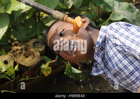 La Journée mondiale de l'eau en Inde - 21/03/2017 - Inde / / Agartala Tripura - enfants de l'école indienne d'un boit de l'eau à partir d'une ligne d'approvisionnement en eau à la veille de la journée mondiale de l'eau à Raimura village, à la périphérie de Agartala, la capitale du nord-est de l'Etat de Tripura le 21 mars 2017. La Journée mondiale de l'eau est célébrée le 22 mars de chaque année. - Saha / Le Pictorium Abishai Banque D'Images