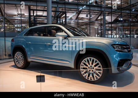 Un 'Volkswagen Cross Coupé GTE' étude peut être vu à l'exposition de l'usine ('Glaeserne Manufaktur') de Volkswagen à Dresde, Allemagne, 23 mars 2017. Un an après l'arrêt de la production de la VW Phaeton, l'usine est de nouveau utilisé pour la construction de voitures. Le premier nouveau E-Golf modèles ont été mis sur la bande de cette semaine. Le premier client de voiture est dit à faire une semaine après le lundi. Photo : Arno Burgi/dpa-Zentralbild/dpa Banque D'Images