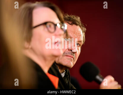 Prague, République tchèque. Mar 23, 2017. Directeur polonaise Agnieszka Holland (à gauche) assiste à une conférence de presse après la projection de son film Spoor, qui va commencer le 24e festival international du film Febiofest à Prague, en République tchèque, le 23 mars 2017. Voir à droite l'acteur tchèque Miroslav Krobot. Photo : CTK/Vondrous Romain Photo/Alamy Live News Banque D'Images