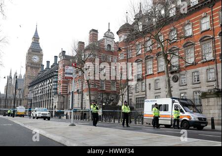 Londres, Royaume-Uni. Mar 23, 2017. Des policiers montent la garde près des chambres du Parlement à Londres, Angleterre le 23 mars 2017. Credit : Han Yan/Xinhua/Alamy Live News Banque D'Images