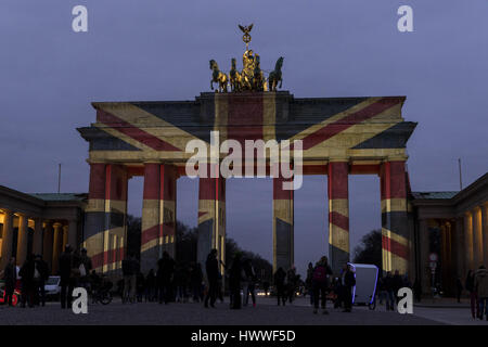 Berlin, Berlin, Allemagne. Mar 23, 2017. Les gens en font de la porte de Brandebourg (Brandenburger Tor en allemand) dans le centre de Berlin. La célèbre porte de Brandebourg est éclairé avec les couleurs de l'Union Jack, un jour après une attaque terroriste présumé à Londres, où au moins quatre personnes ont été tuées. Plusieurs piétons heurtés par une voiture sur le pont de Westminster, un policier a été poignardé dans les chambres du Parlement par un attaquant, qui a été tué par la police. Crédit : Jan Scheunert/ZUMA/Alamy Fil Live News Banque D'Images