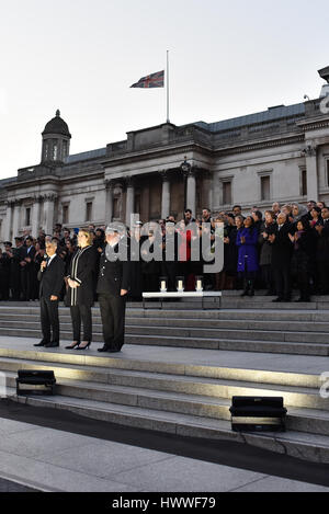 Londres, Royaume-Uni. Mar 23, 2017. Le maire de Londres Sadiq Khan et le ministre de l'intérieur Orange Rudd à Trafalgar Square, avec une foule de centaines, et les membres de la police et les services de sécurité de se souvenir de ceux qui sont morts ou ont été blessés hier dans le Westminster attaques. Avec les grandes foules, il y avait une forte présence policière à la vigile. Credit : Jacob/Sacks-Jones Alamy Live News. Banque D'Images