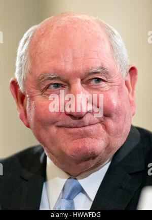 Washington DC, USA. 23 mars, 2017. L'ancien gouverneur George 'Sonny' Perdue (républicain de Géorgie), le président des États-Unis, Donald J. Trump est nommé pour être ministre de l'Agriculture, témoigne au cours de son audience de confirmation devant le comité du Sénat américain sur l'agriculture, la nutrition et la foresterie sur la colline du Capitole à Washington, DC le jeudi 23 mars, 2017. Credit : Ron Sachs/CNP /MediaPunch MediaPunch Crédit : Inc/Alamy Live News Banque D'Images