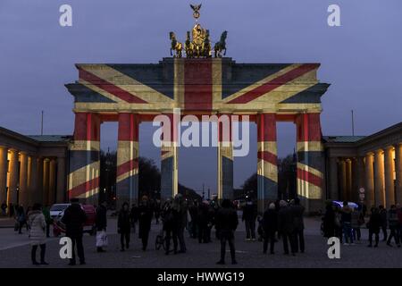 Berlin, Allemagne. Mar 23, 2017. Les gens en font de la porte de Brandebourg qui était illuminé avec les couleurs de l'Union Jack, un jour après une attaque terroriste à Londres, où au moins quatre personnes ont été tuées. Plusieurs piétons heurtés par une voiture sur le pont de Westminster, un policier a été poignardé dans les chambres du Parlement par un attaquant, qui a été tué par la police. Crédit : Jan Scheunert/ZUMA/Alamy Fil Live News Banque D'Images