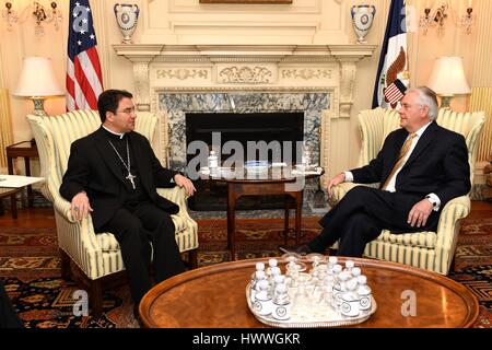 Washington DC, USA. 23 mars 2017. La secrétaire d'État des États-Unis, Rex Tillerson rencontre avec l'évêque de Las Cruces et présidente de la Commission de la justice internationale et de la paix de la Conférence des évêques catholiques des États-Unis Oscar Cantu au département d'État, 23 mars 2017 à Washington, D.C. Crédit : Planetpix/Alamy Live News Banque D'Images