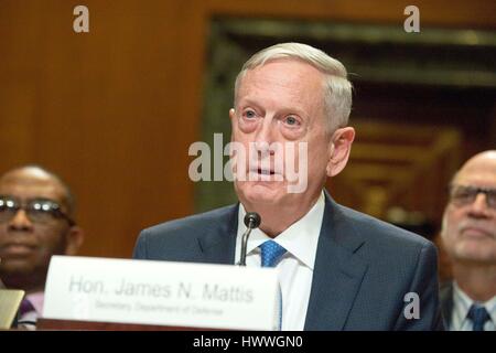 Le secrétaire américain à la défense, Jim Mattis témoigne devant le comité du Sénat américain sur les crédits du ministère de la défense de l'exercice financier 2017 budget sur la colline du Capitole, le 22 mars 2017 à Washington, DC. Le président Donald Trump a appelé à une augmentation de 54 milliards de dollars. Credit : Planetpix/Alamy Live News Banque D'Images