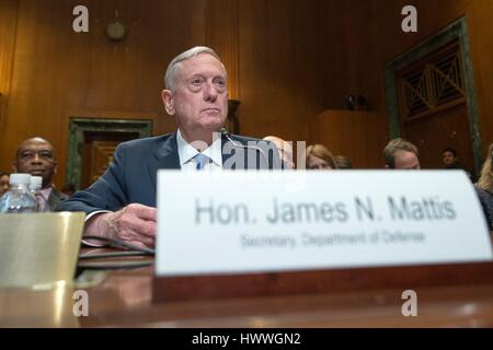 Le secrétaire américain à la défense, Jim Mattis témoigne devant le comité du Sénat américain sur les crédits du ministère de la défense de l'exercice financier 2017 budget sur la colline du Capitole, le 22 mars 2017 à Washington, DC. Le président Donald Trump a appelé à une augmentation de 54 milliards de dollars. Credit : Planetpix/Alamy Live News Banque D'Images