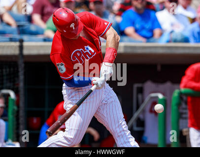 Domaine du spectre. Mar 23, 2017. Floride, USA- Philadelphia Phillies joueur Tommy Joseph (19) pivote à un pitch dans la 1ère manche dans un match d'entraînement de printemps au domaine du spectre. Del Mecum/CSM/Alamy Live News Banque D'Images