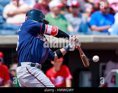 Domaine du spectre. Mar 23, 2017. Floride, USA-Twins du Minnesota Le deuxième but Benji Gonzalez (68) à la masse à l'arrêt-court dans la 1ère manche dans un match d'entraînement de printemps au domaine du spectre. Del Mecum/CSM/Alamy Live News Banque D'Images