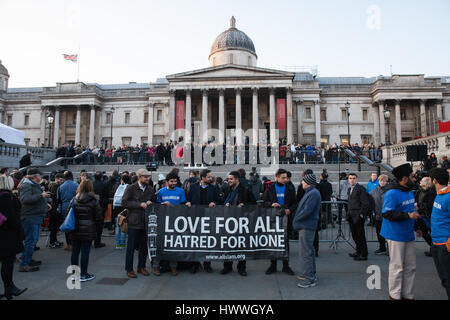 Londres, Royaume-Uni. 23 mars, 2017. Les membres de l'UK de la population musulmane, avec un stand d'Amour pour tous les banner à Trafalgar Square à l'avance d'un vigile pour les victimes de l'attaque terroriste d'hier sur le pont de Westminster et le Palais de Westminster. Credit : Mark Kerrison/Alamy Live News Banque D'Images