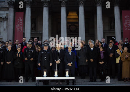 Londres, Royaume-Uni. 23 mars, 2017. Craig Mackey, Commissaire par intérim de la Police métropolitaine, Ambre Rudd MP, Ministre de l'intérieur, et Sadiq Khan, Maire de Londres, allumer des bougies à Trafalgar Square en l'honneur des victimes de l'attaque terroriste d'hier sur le pont de Westminster et le Palais de Westminster. Credit : Mark Kerrison/Alamy Live News Banque D'Images