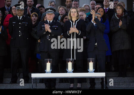 Londres, Royaume-Uni. 23 mars, 2017. Craig Mackey, Commissaire par intérim de la Police métropolitaine, Ambre Rudd MP, Ministre de l'intérieur, et Sadiq Khan, Maire de Londres, allumer des bougies à Trafalgar Square en l'honneur des victimes de l'attaque terroriste d'hier sur le pont de Westminster et le Palais de Westminster. Credit : Mark Kerrison/Alamy Live News Banque D'Images