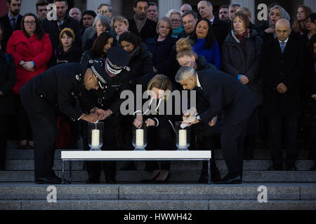 Londres, Royaume-Uni. 23 mars, 2017. Craig Mackey, Commissaire par intérim de la Police métropolitaine, Ambre Rudd MP, Ministre de l'intérieur, et Sadiq Khan, Maire de Londres, allumer des bougies à Trafalgar Square en l'honneur des victimes de l'attaque terroriste d'hier sur le pont de Westminster et le Palais de Westminster. Credit : Mark Kerrison/Alamy Live News Banque D'Images