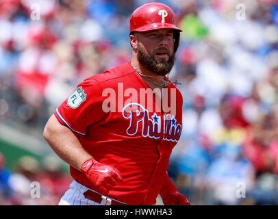 Domaine du spectre. Mar 23, 2017. Floride, USA-Philadelphia Phillies frappeur Cameron Rupp (29) Promenades à base de 1ère à la 2ème manche dans un match d'entraînement de printemps au domaine du spectre. Del Mecum/CSM/Alamy Live News Banque D'Images