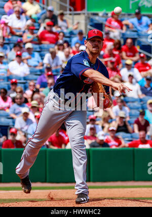 Domaine du spectre. Mar 23, 2017. Floride, USA-Twins du Minnesota lanceur droitier Nick Tepesch (23) jette sur 1st base dans un jeu d'entraînement du printemps au domaine du spectre. Del Mecum/CSM/Alamy Live News Banque D'Images